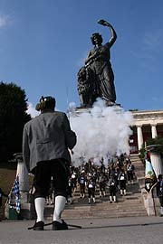 Höhepunkt des letzten Wiesnsonntag: das Salutschießen der Böllerschützen vor der Bavaria (Foto: Martin Schmitz)
